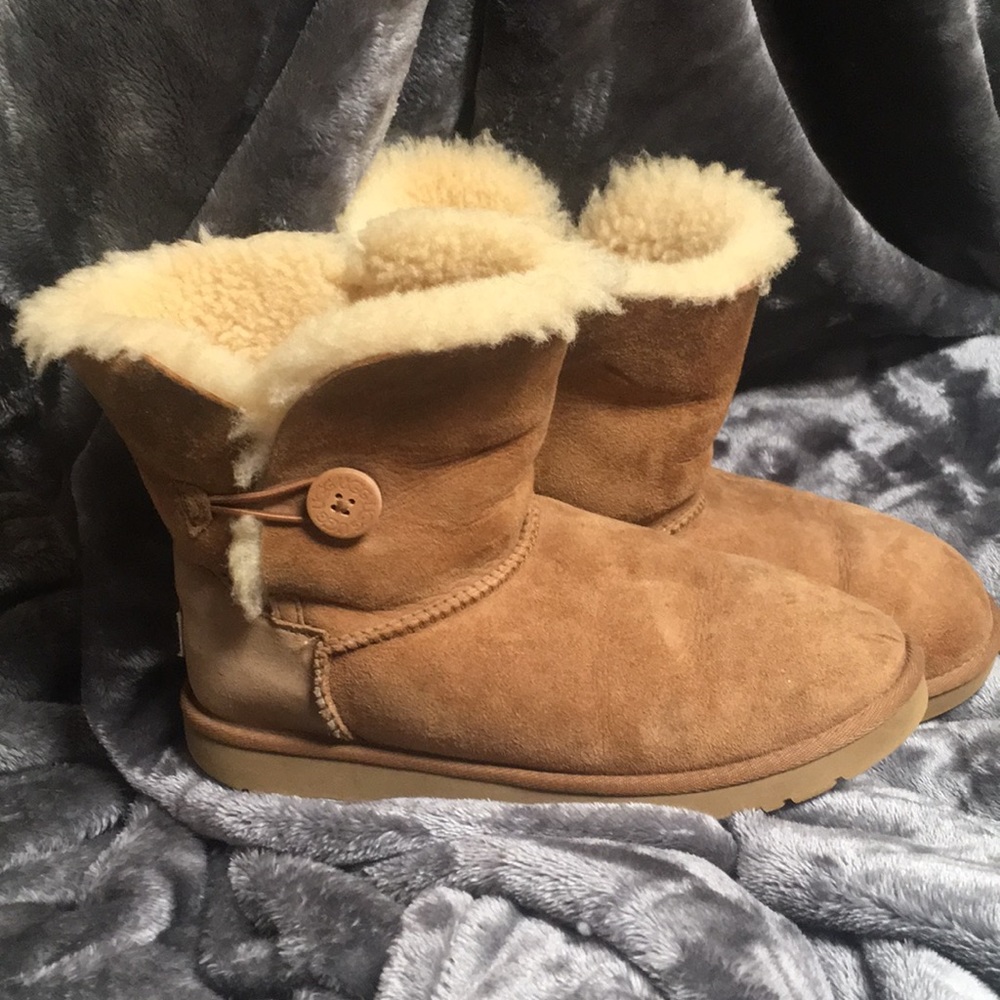 UGG Bailey button II